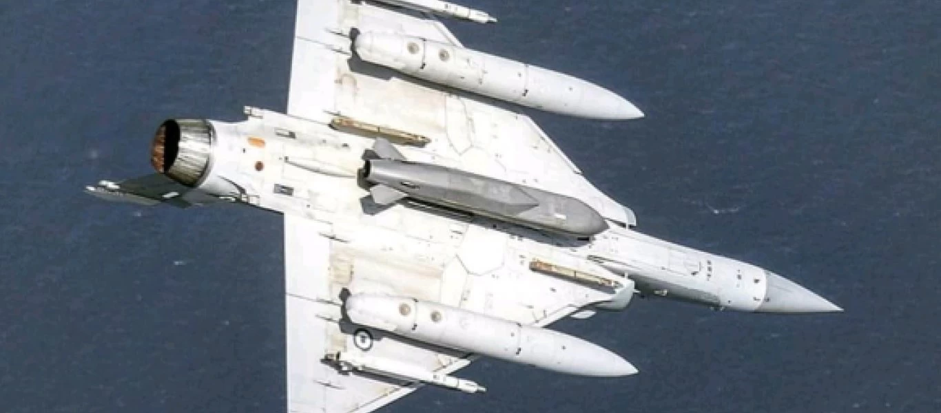Φωτό-ντοκουμέντο: Μαχητικό Mirage 2000-5 Mk2 της ΠΑ με βλήμα cruise SCALP-EG ελάχιστα επάνω από τα κύματα του Αιγαίου